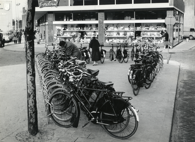 403750 Afbeelding van de fietsklemmen op de hoek van de St. Jacobsstraat en de Rozenstraat te Utrecht.
